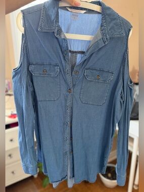 Peter Nygard Blue Cold-Shoulder Chambray Button-Down Shirt